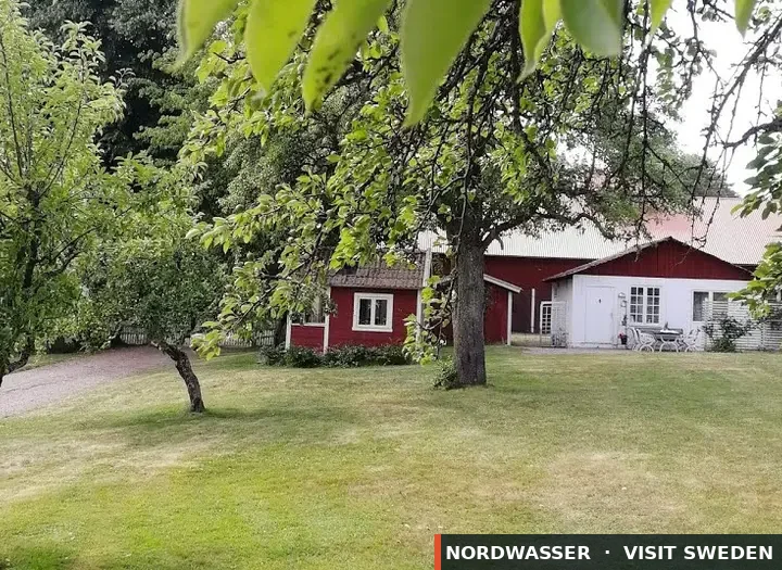 Naturnära gårdshus en kilometer från centrum