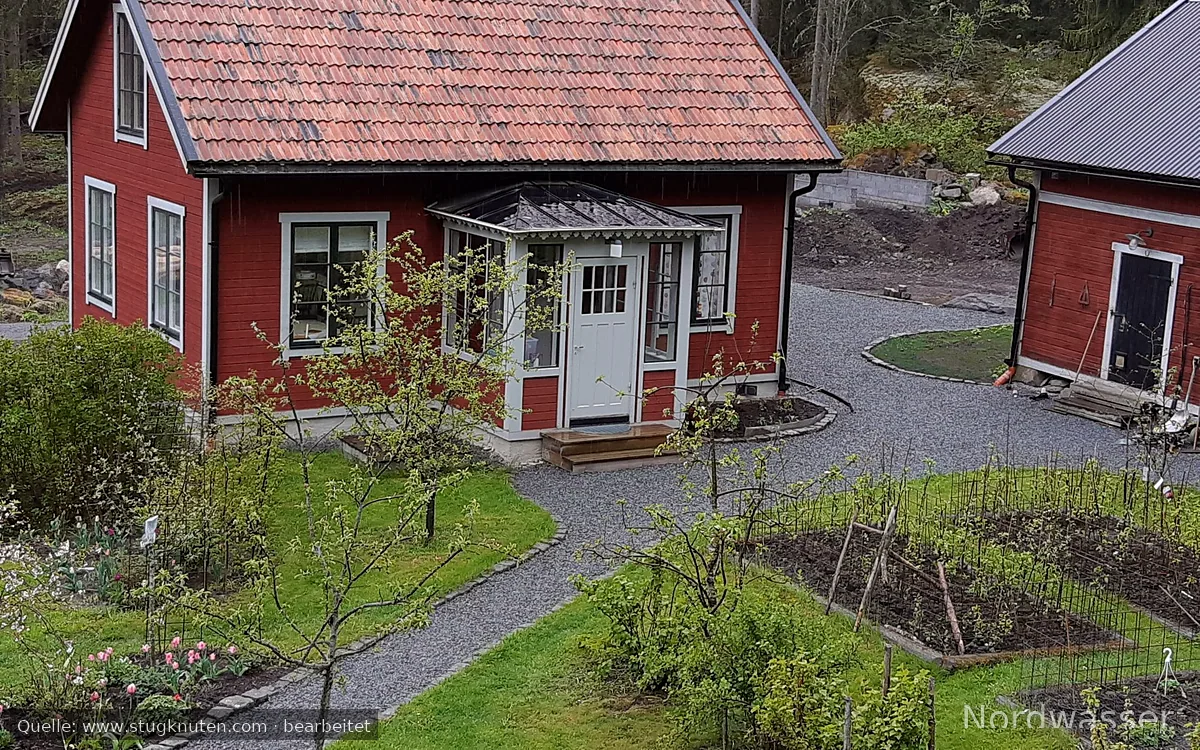Naturnära Gäststuga på liten gård med höns