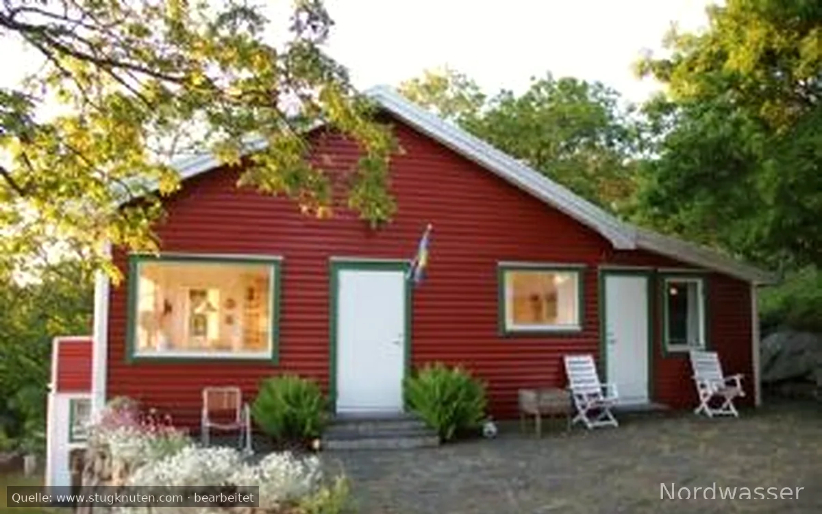 Insynsskyddat sommarhus med härlig havsutsikt