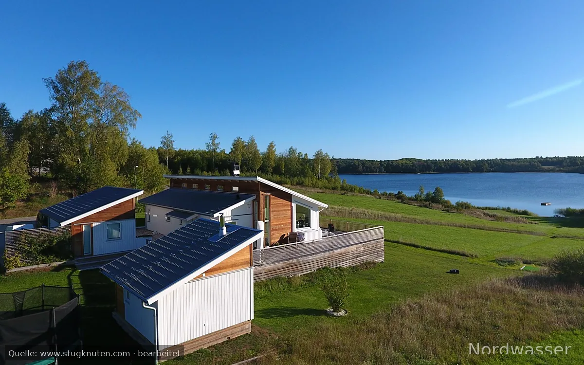 Arkitektritad villa med strålande sjöutsikt