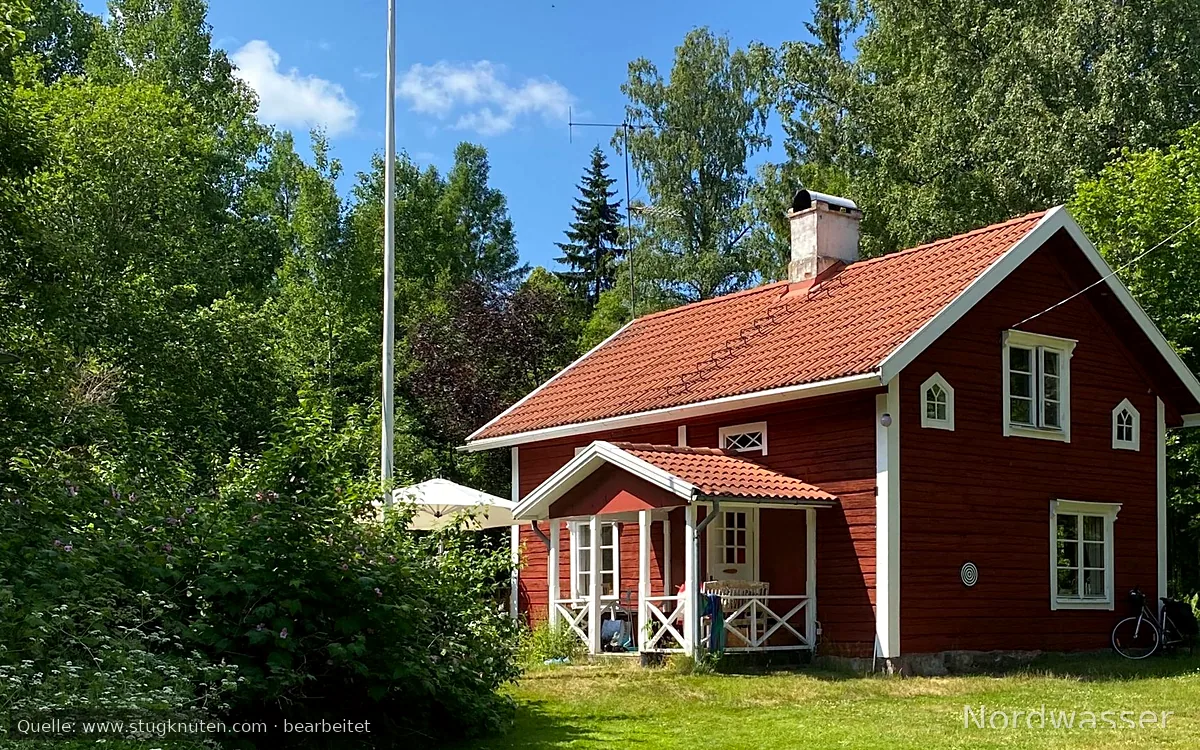 Stugor med 6+5 bäddar och egen sandstrand.