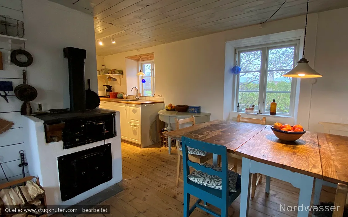 Äldre renoverat kalkstenshus i Öja på Sudret