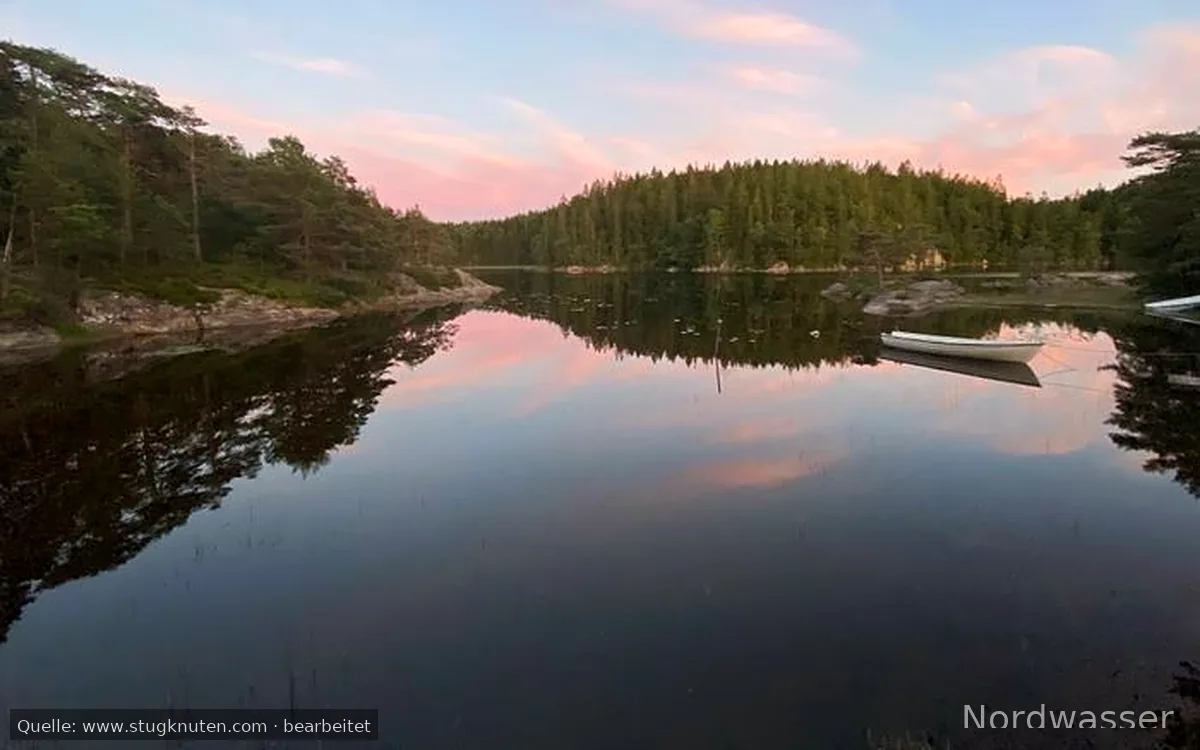 Idyllisk sommarstuga mitt i naturen vid sjökanten