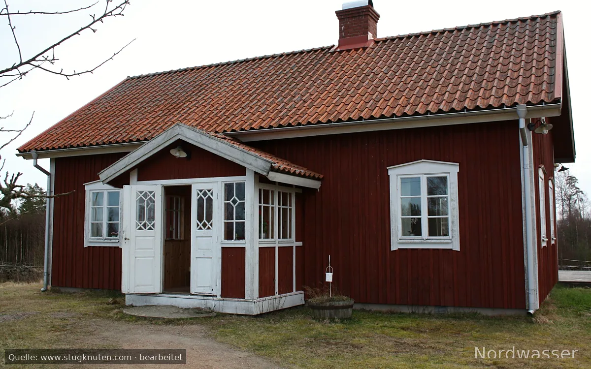 Modern stuga vid sjö. Björnsboda.