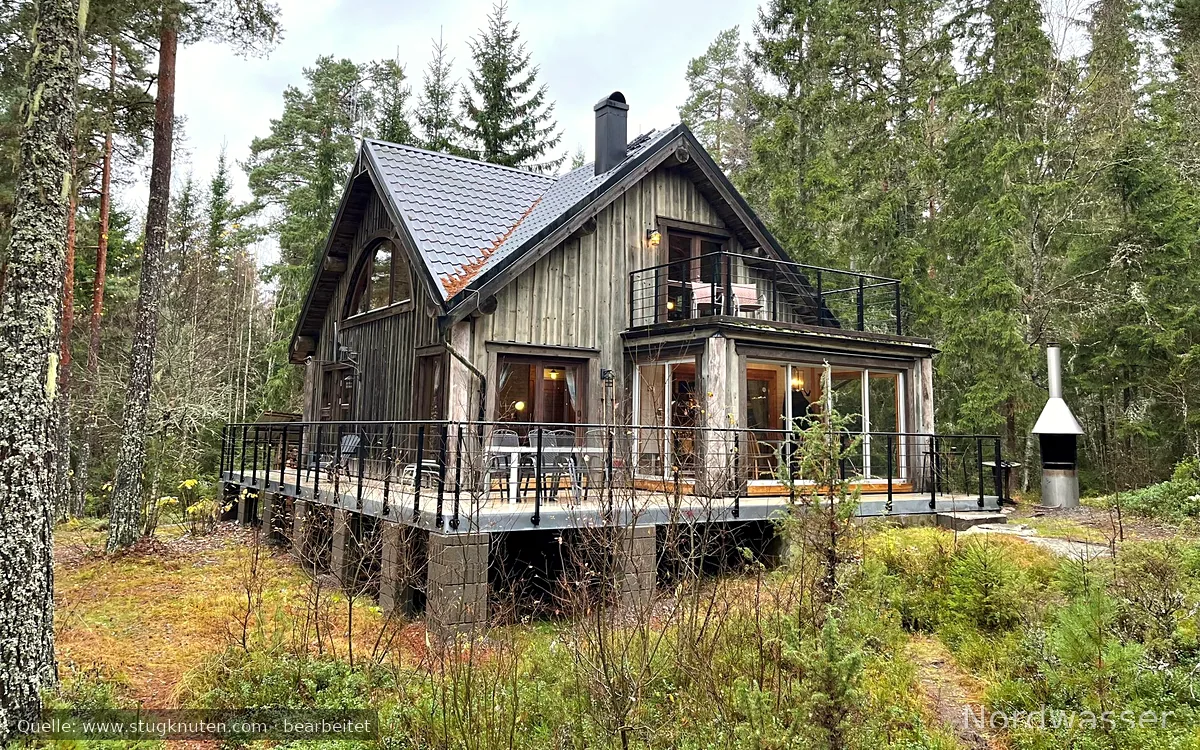 Fritidshus vid sjön med motorbåt i ett privat läge