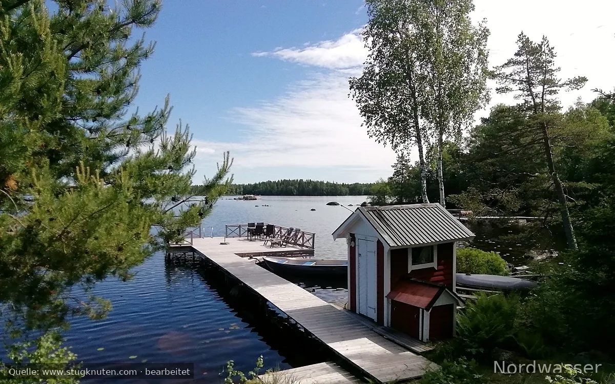 Stuga, strandtomt och egen brygga