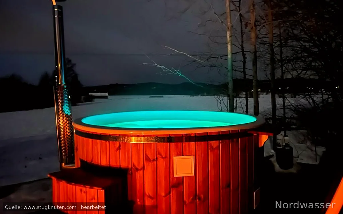 Liten mysig stuga på en liten hästgård med braskam