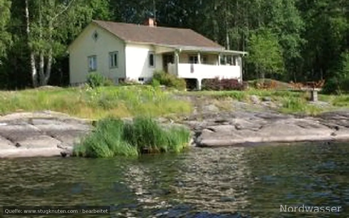 Rymlig stuga med egen strand