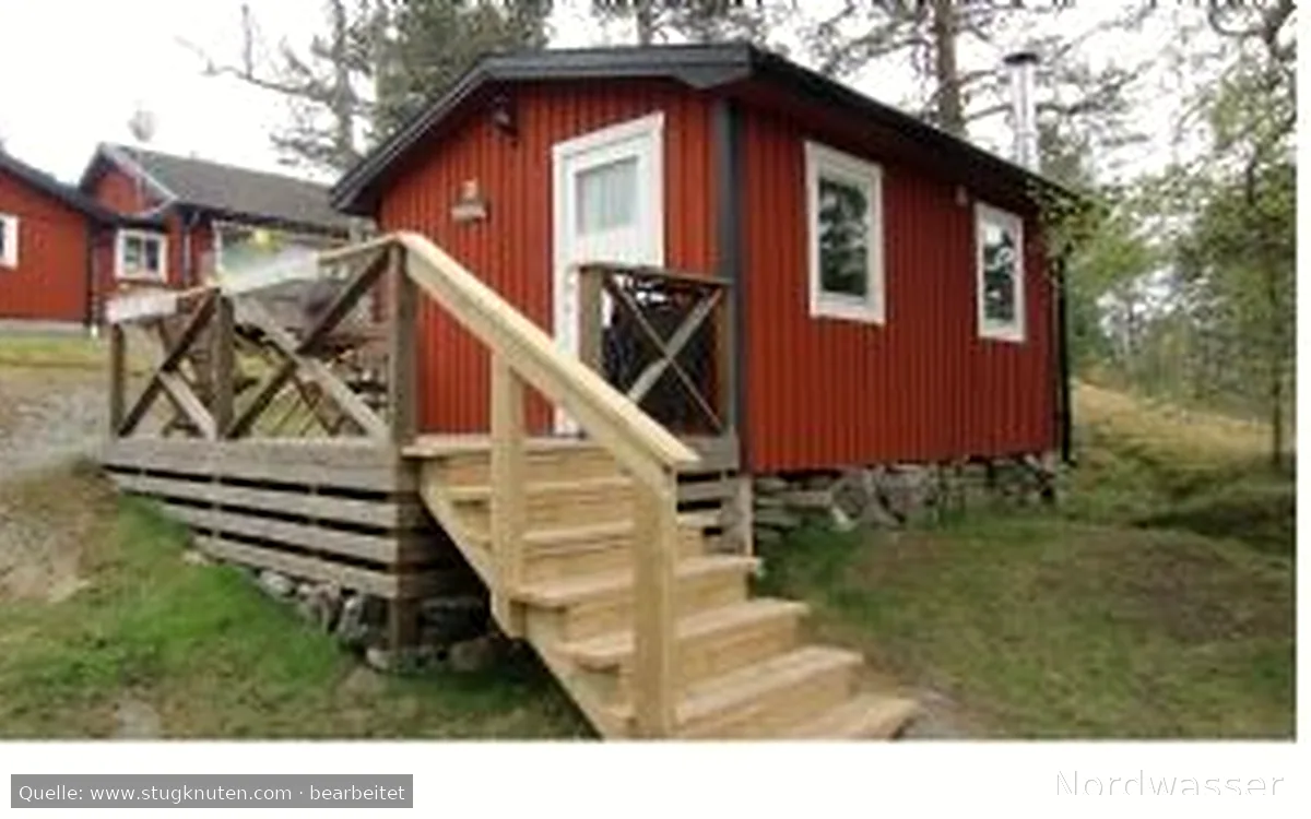 Röd stuga mitt på Utö i Stockholms Skärgård
