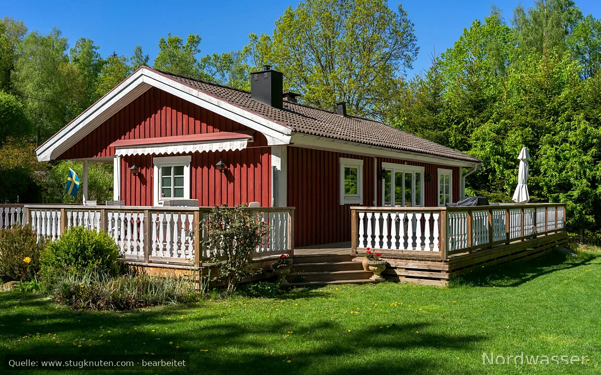 Sommarstuga med motorbåt vid sjön Åsnen