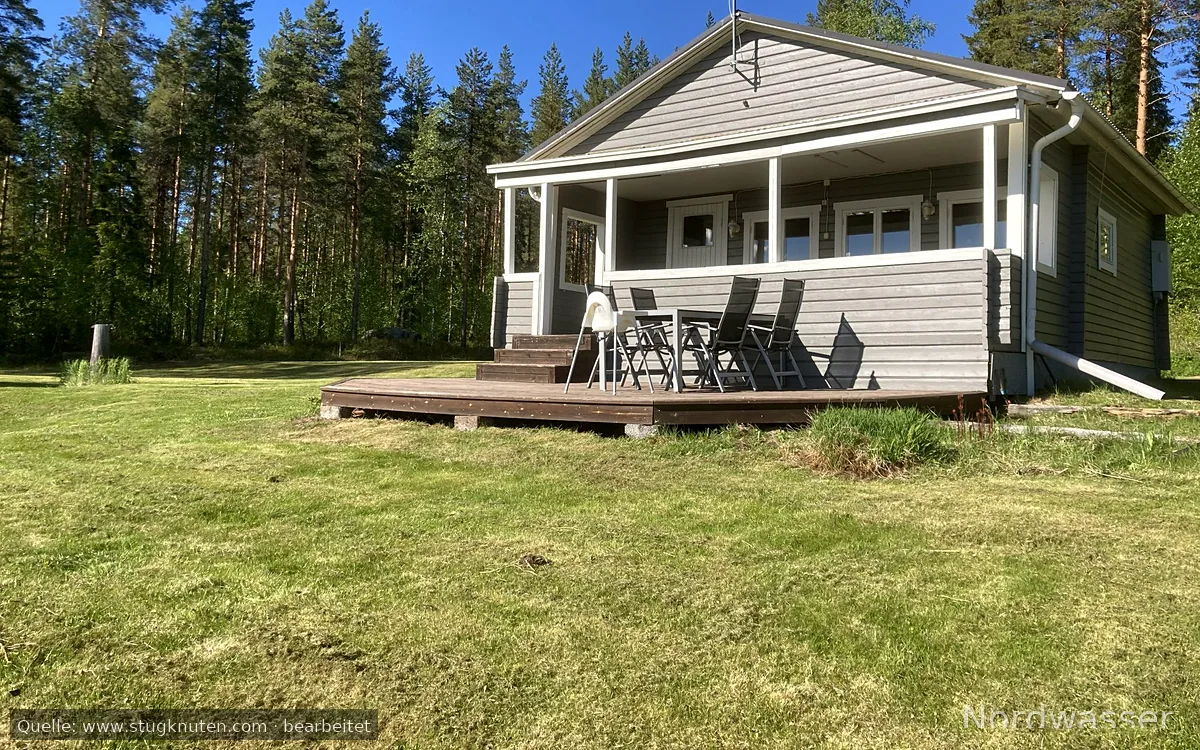 Stuga i söderläge med egen badstrand
