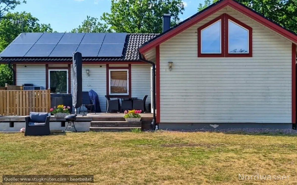 Sommarboende på halvö nära vatten