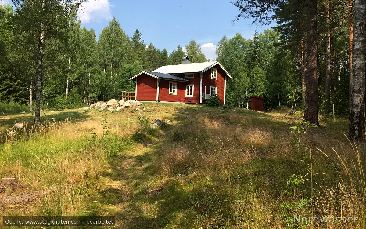 Mysigt torp ”Hyttsnåret” omgiven av skog och natur