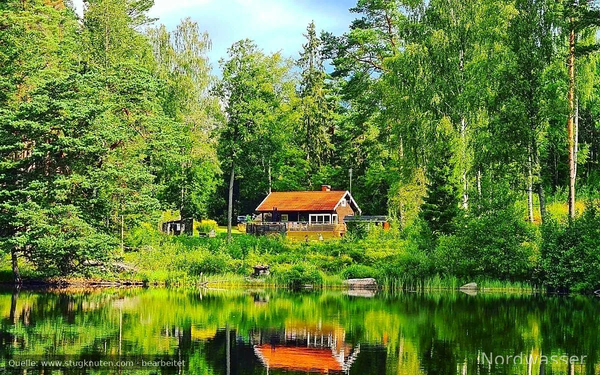 Idyllisk liten stuga vid sjön Våtsjön