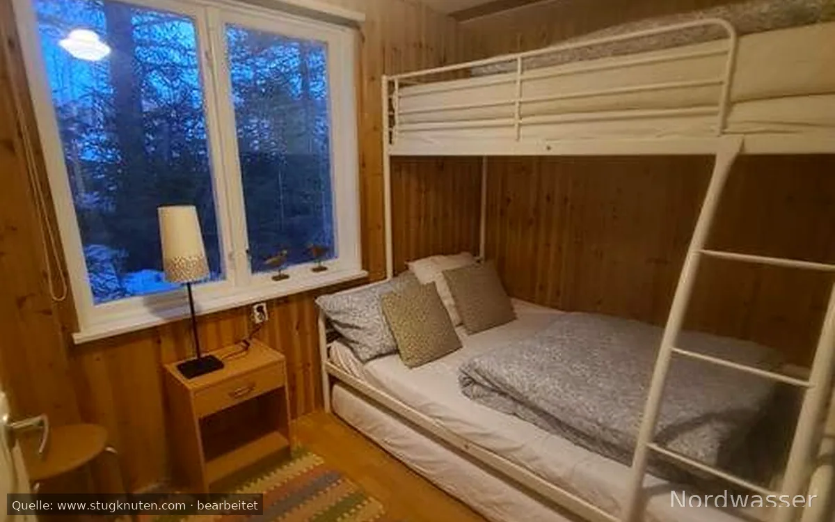 Idylliskt stuga vid sjön: lugn, natur och spis