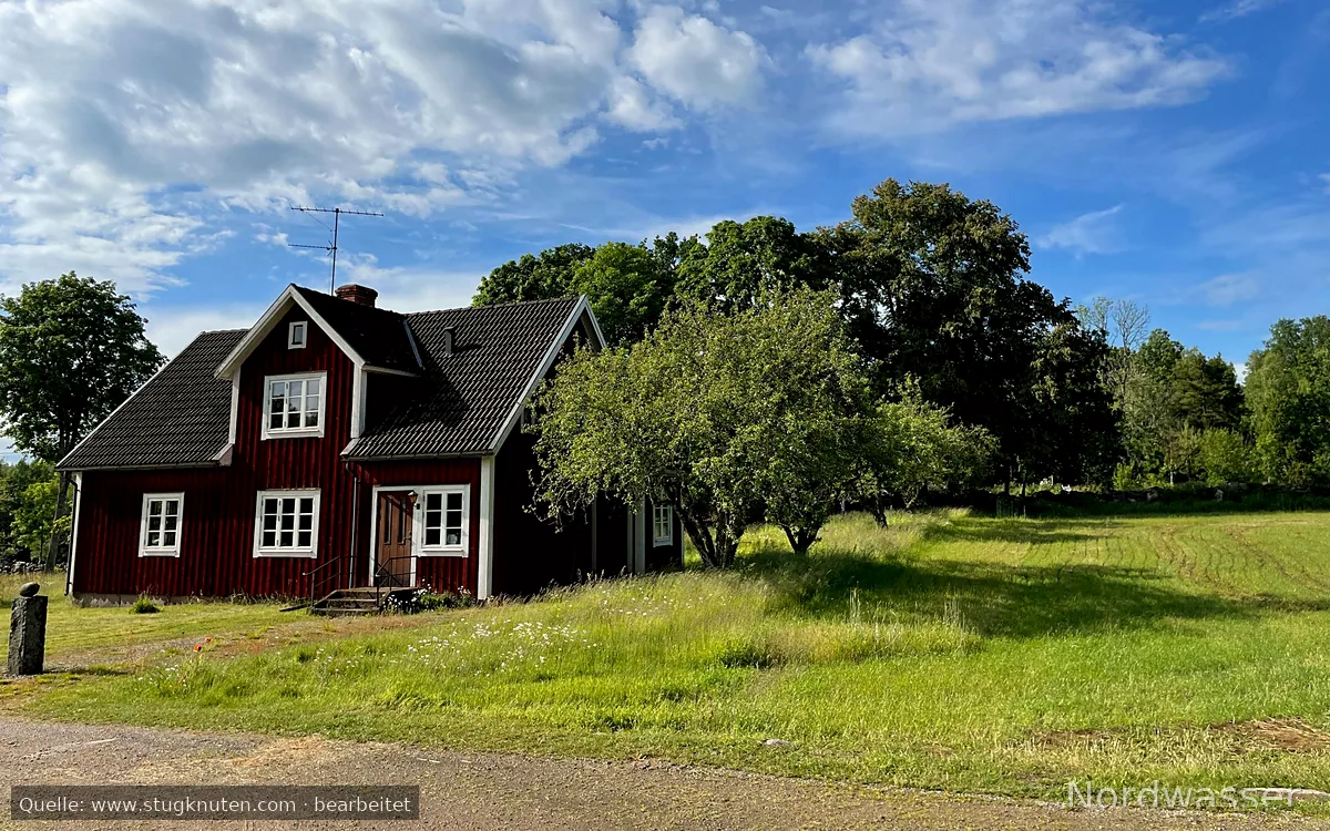 Stuga med fantastisk omgivning och vattenmiljö