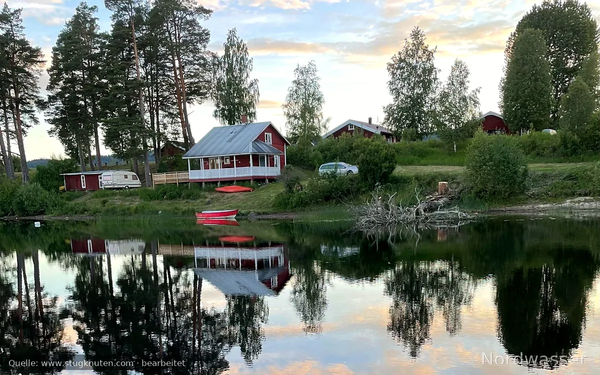 Stuga med fantastisk sjötomt - strandtomt med båt