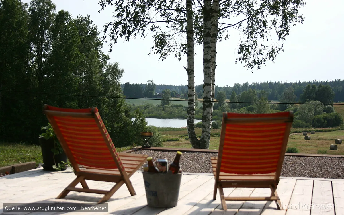 Hus i högt läge med sjöutsikt och skogen i ryggen