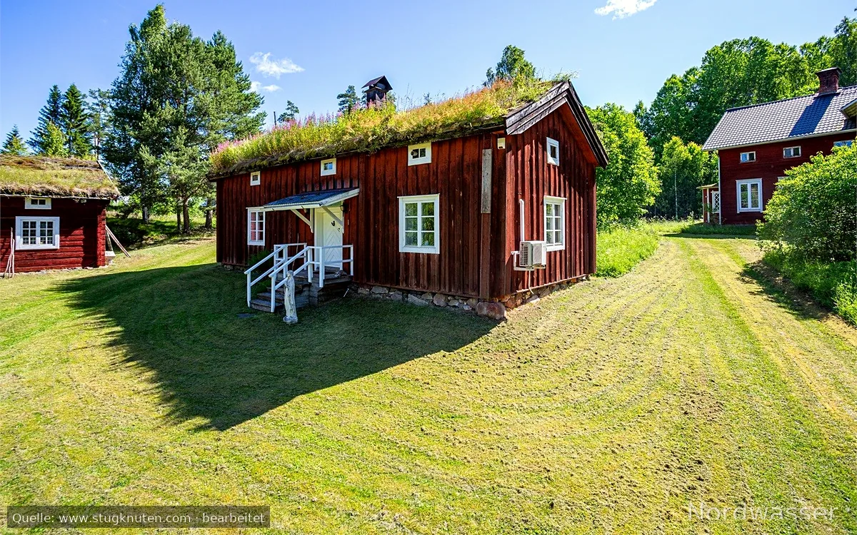 Traditionellt 1700-tals torp direkt på sjön