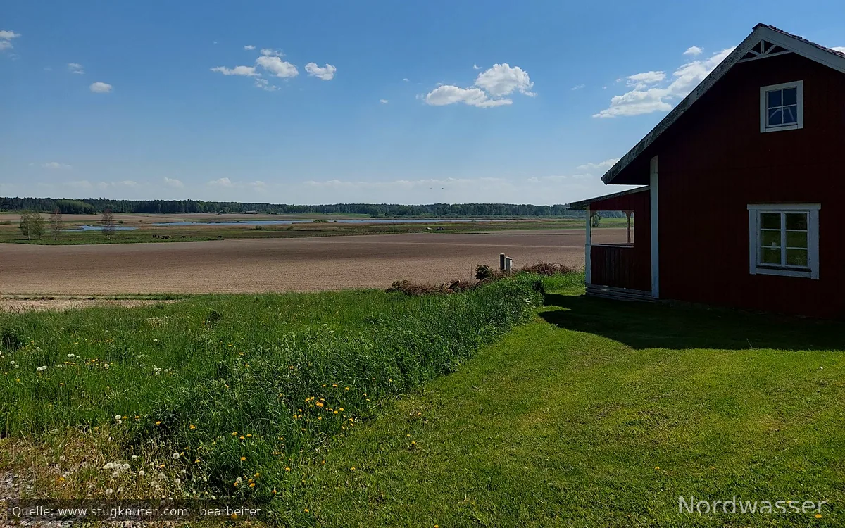 Torp/stuga med fin utsikt över sjö och fält