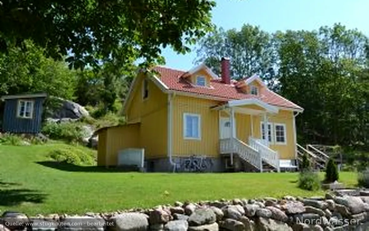 Trivsam vinterbonat hus nära skog och hav