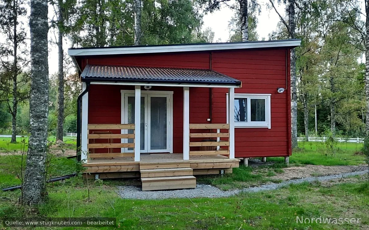 Bekvämt trähus vid skogsbrynet