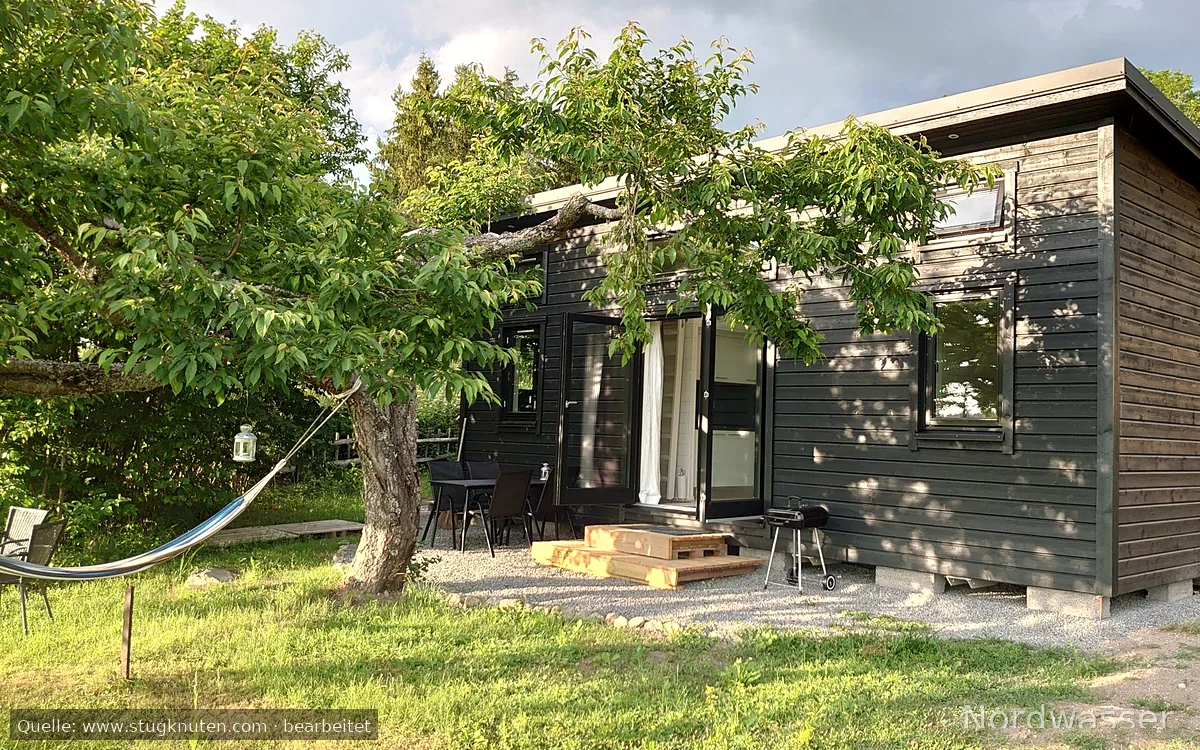Topputrustad modern stuga med sjöutsikt