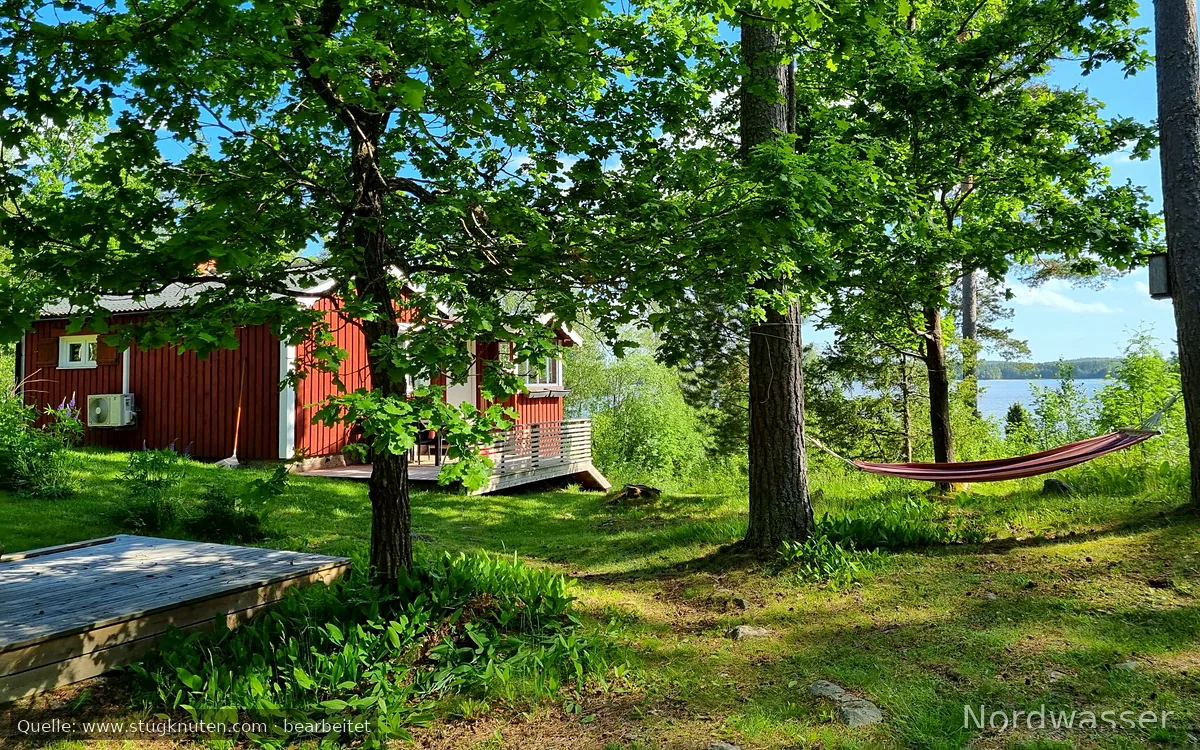 Liten stuga med sjöutsikt