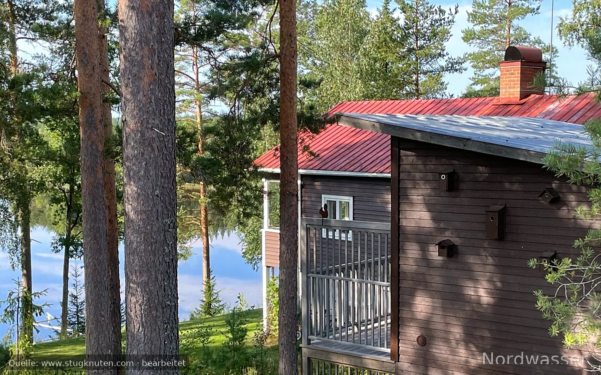 Sjötomt, roddbåt & bastu i lantlig skogsmiljö.