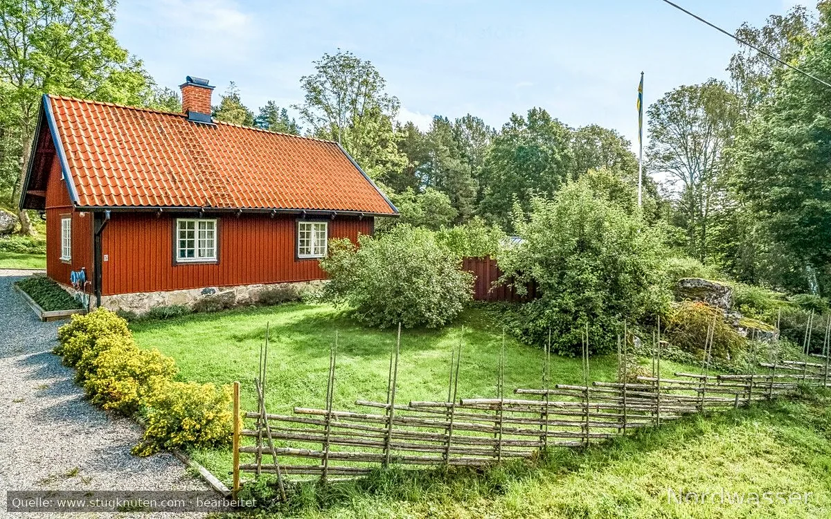 Stuga vid skog, ängar och sjö