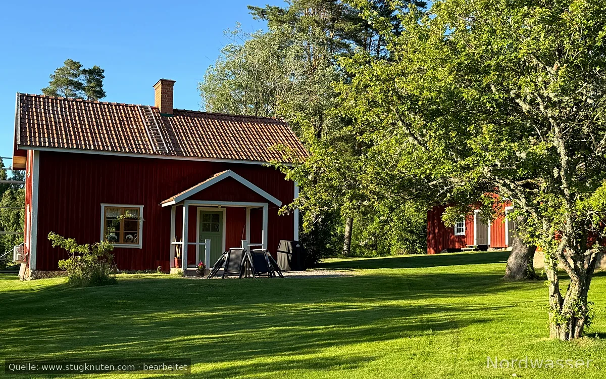 Torp på landet med närhet till naturliv och sjö.