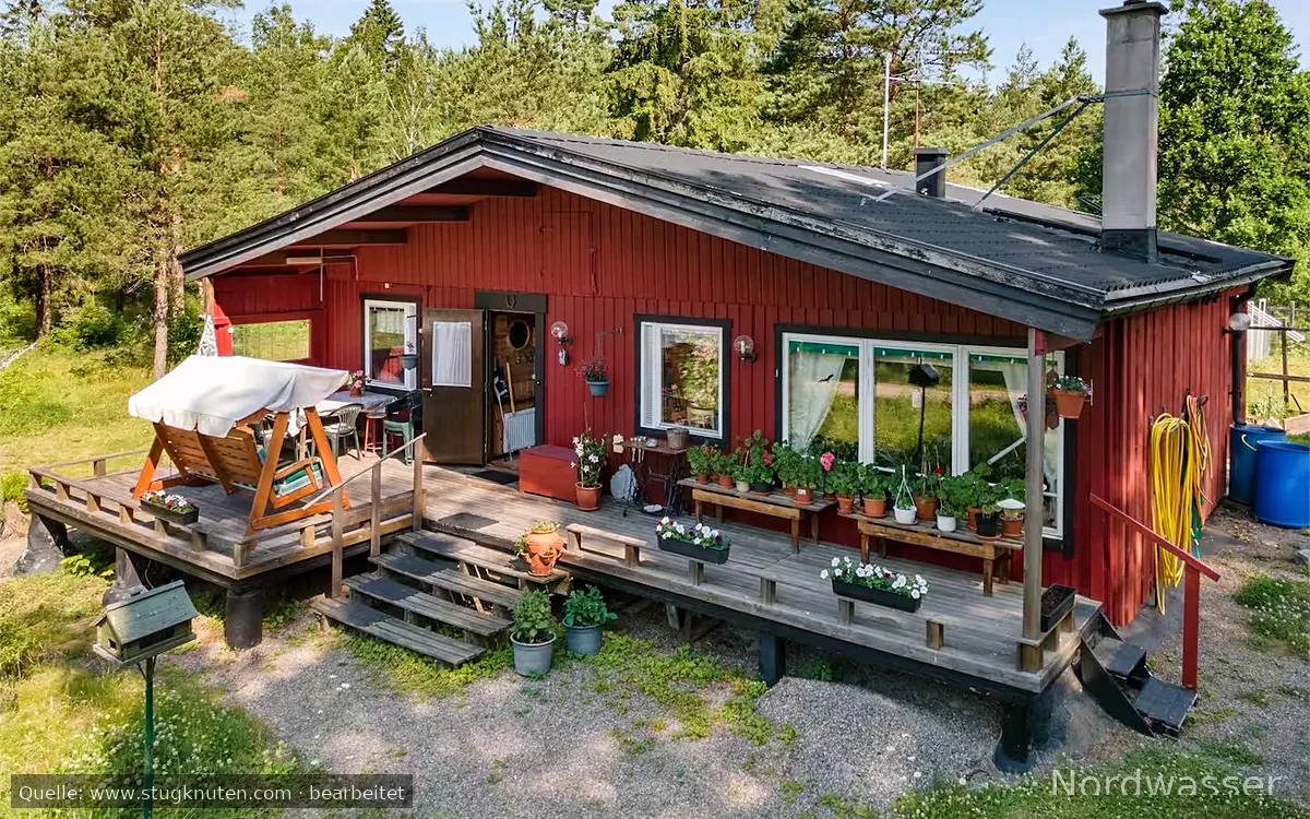 Fin stuga nära skog och badsjö