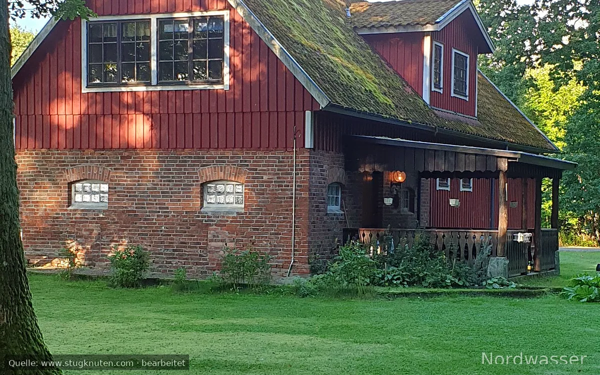 Stuga med fiske och bad vid sjö