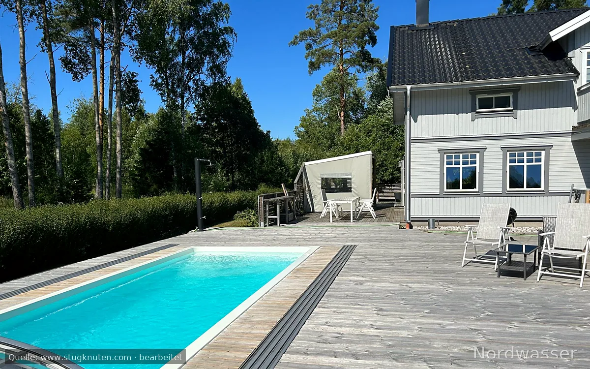 Hus med pool och kamin