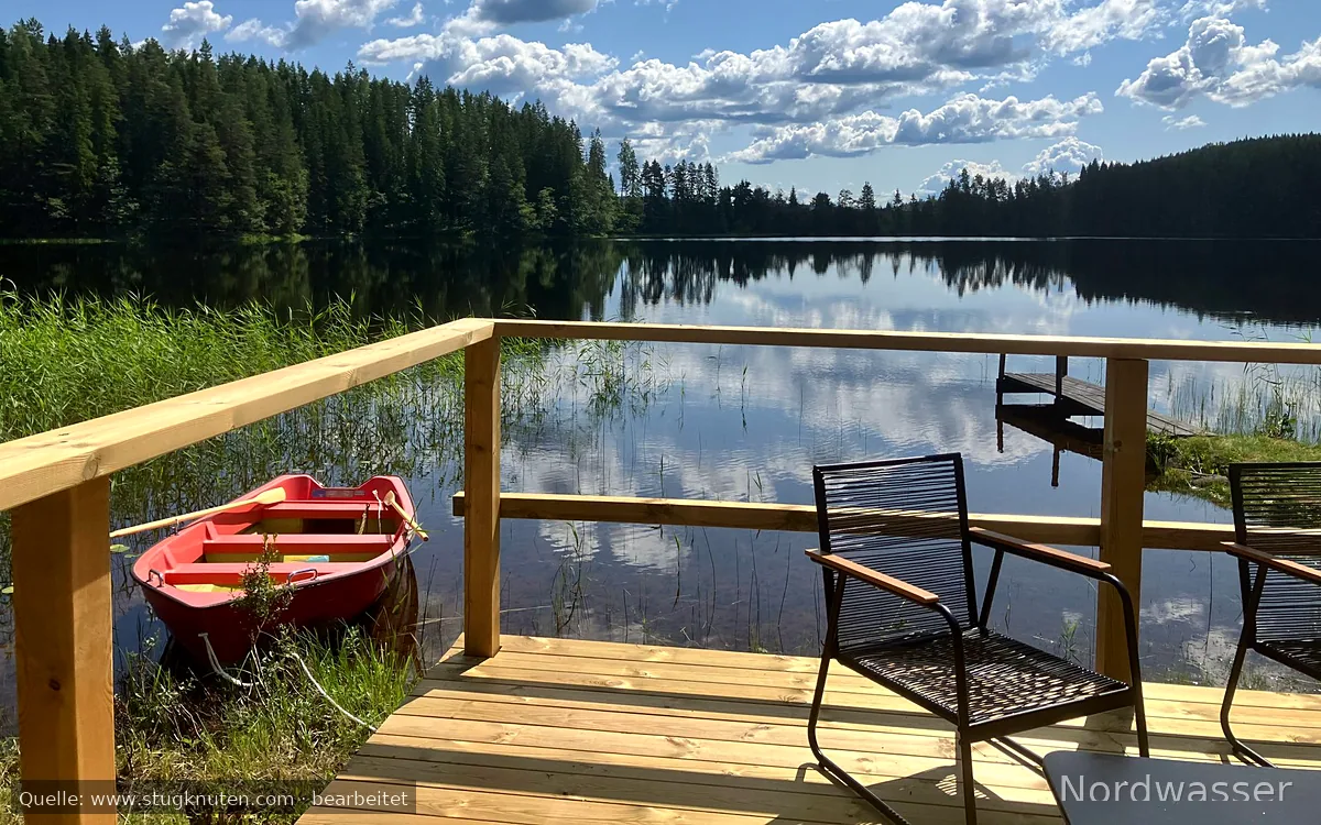Stuga med egen badstrand, brygga, roddbåt o kanot.