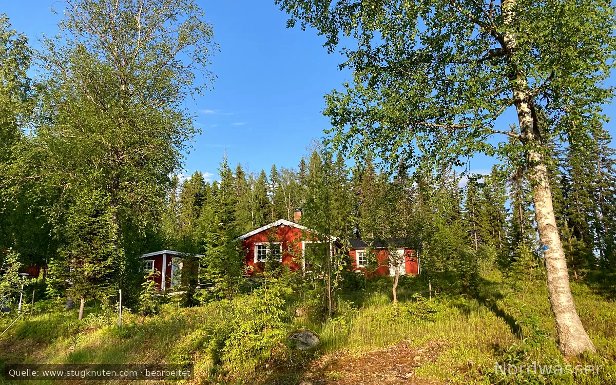 Ombonad stuga vid spår och sjö i Harsa