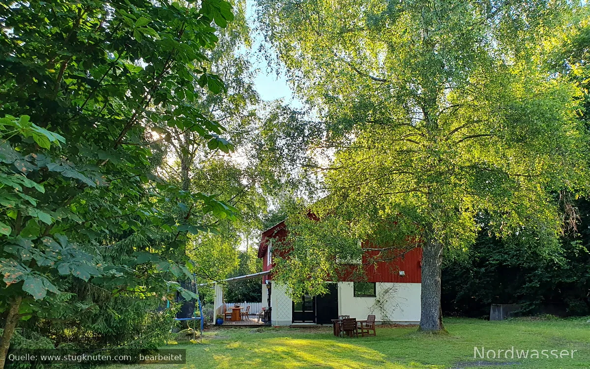 Stuga i Småland nära sjö med badtunna och leklada