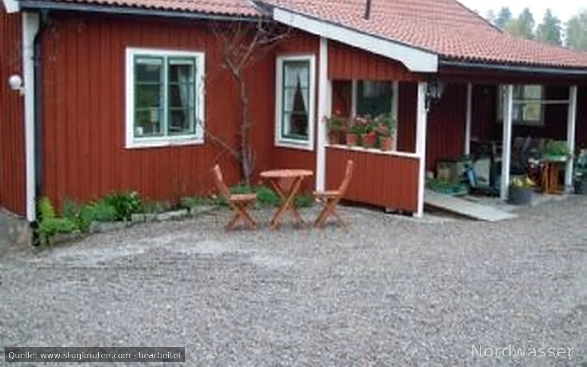 Stuga i naturreservat intill kanotled och badsjö