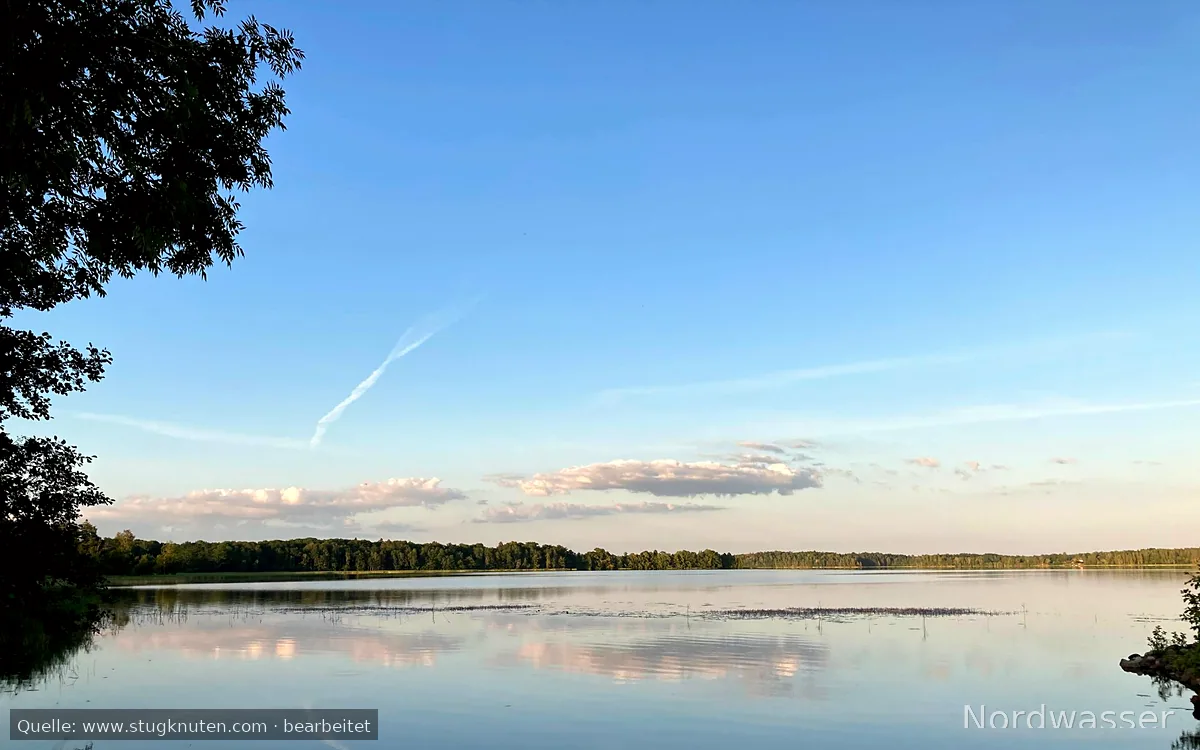 Sjönära stuga i herrgårdsmiljö med egen strand