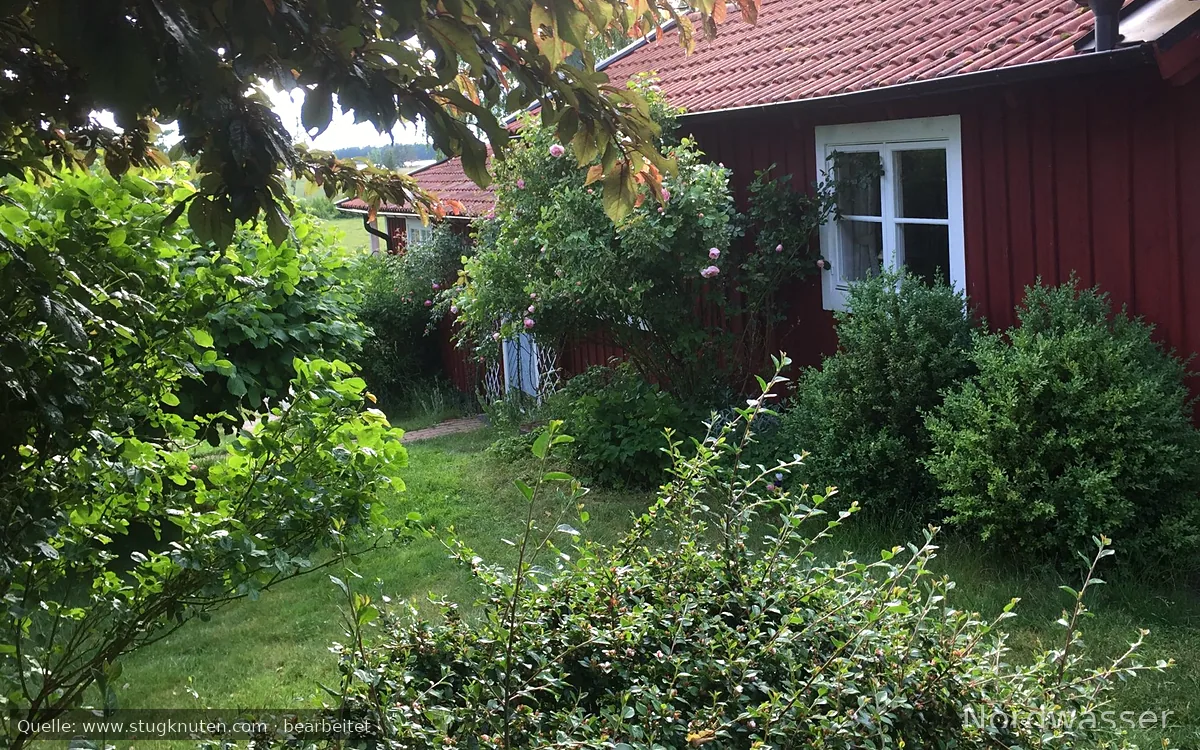 Friliggande gäststuga med havsutsikt.