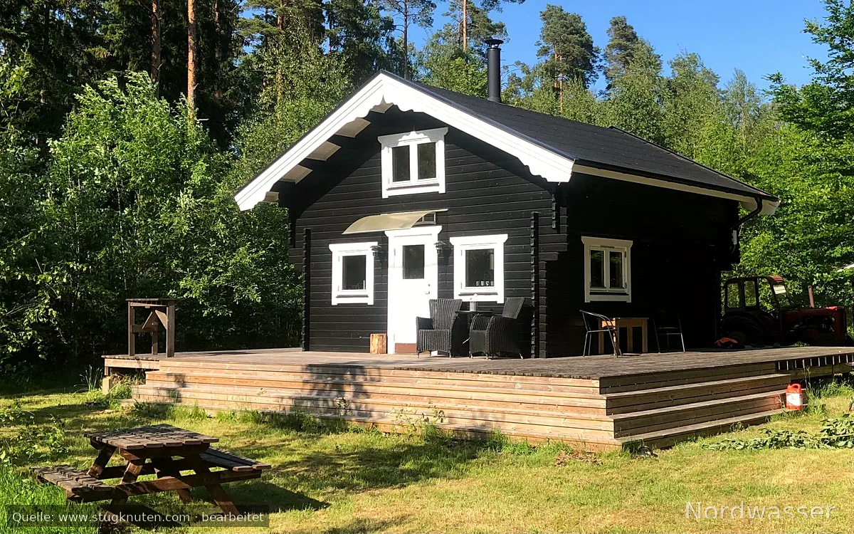 Sjönära stuga, med strand och båt