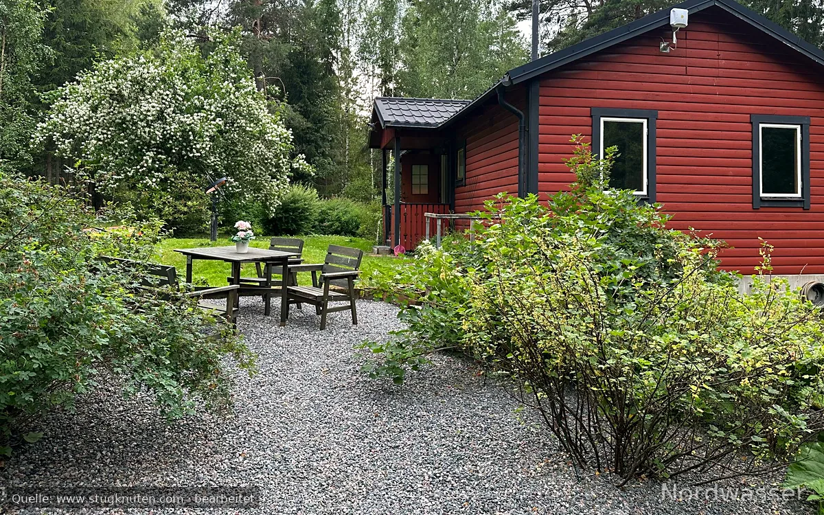 Nyrenoverad stuga nära badplats