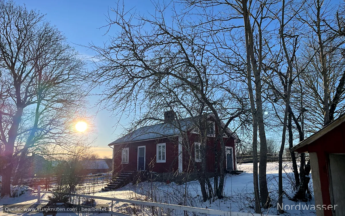 Stuga med vacker natur, öppet landskap, skog, sjö.