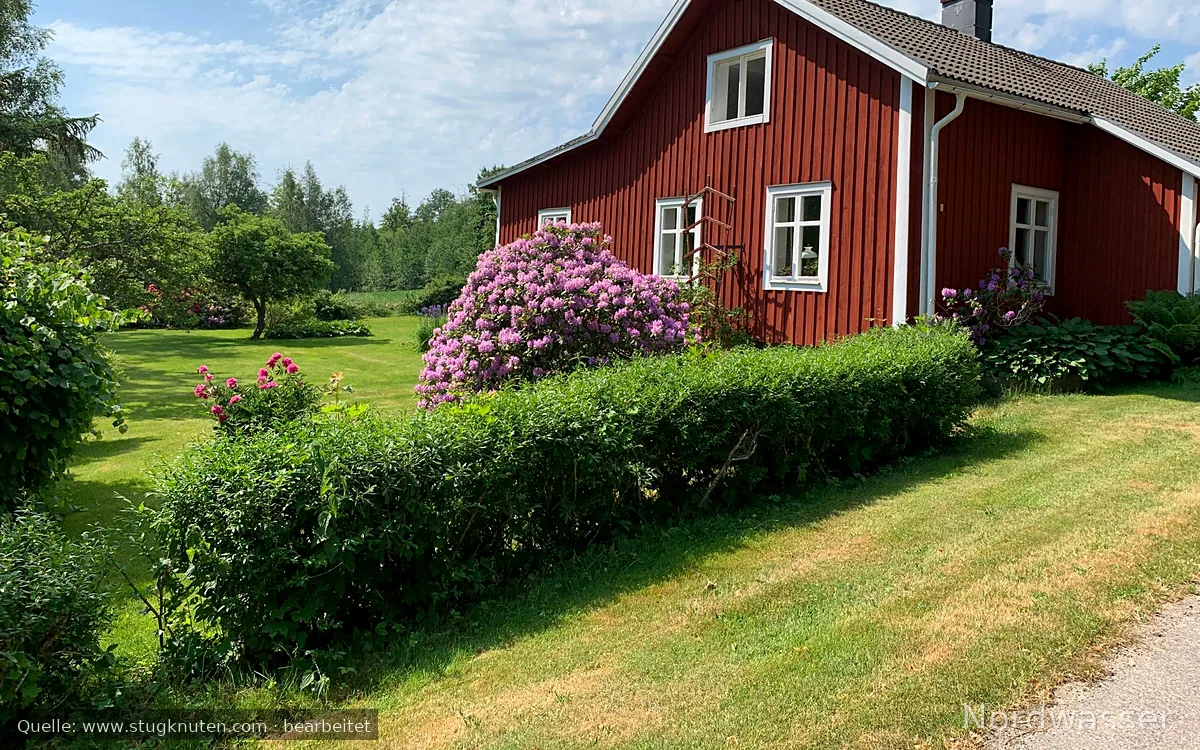Charmig röd stuga på landet utanför Älmhult