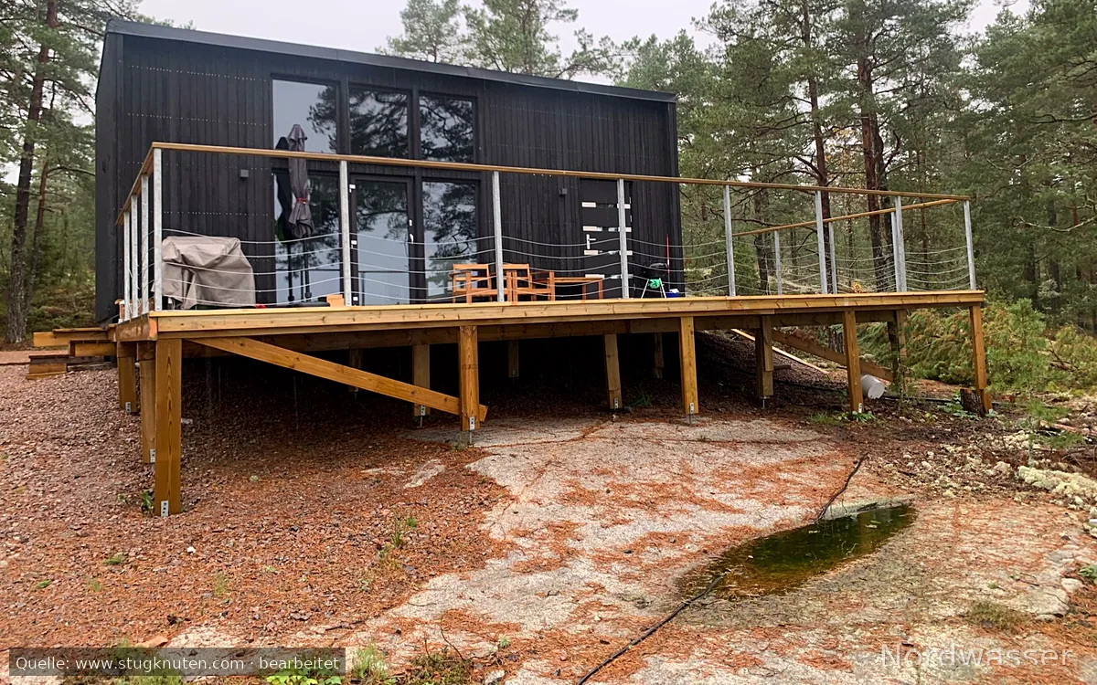 Nybyggt Attefalls hus vid Vänern med sjöutsikt