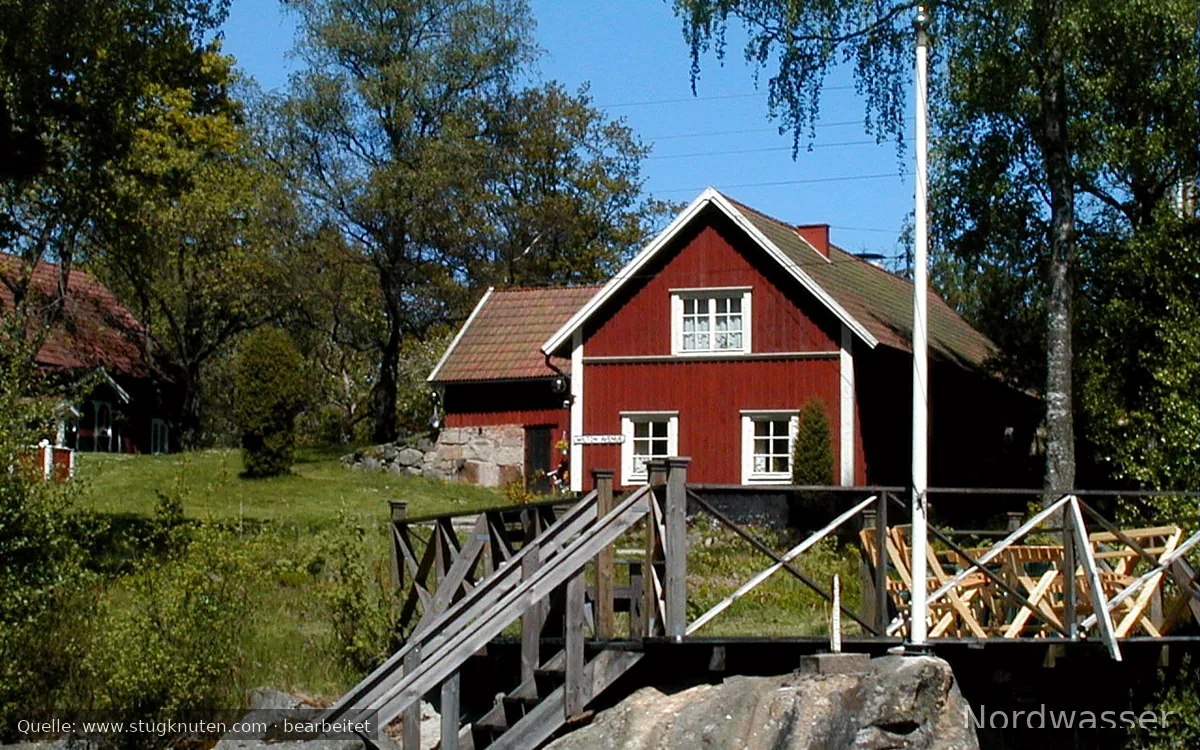 Stuga i Småland vid sjö med bastu och egen brygga