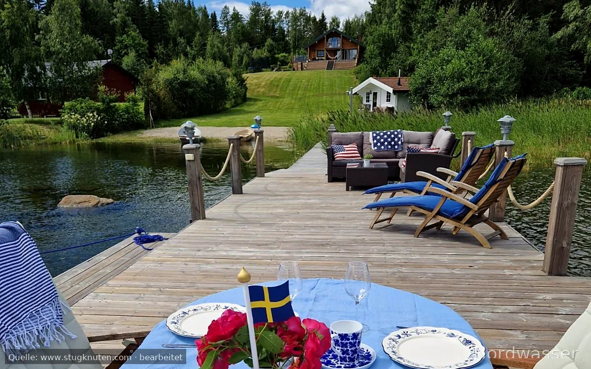 Timmerhus med egen sandstrand och brygga, inkl båt