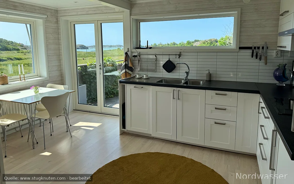 Stuga 2+2 med lugnt läge och havsutsikt