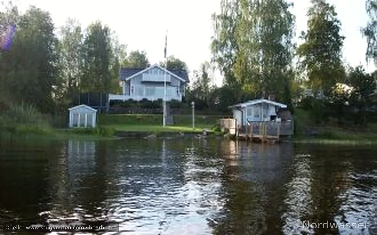 Stor Stuga med Strandtomt och Motorbåt vid Fryken