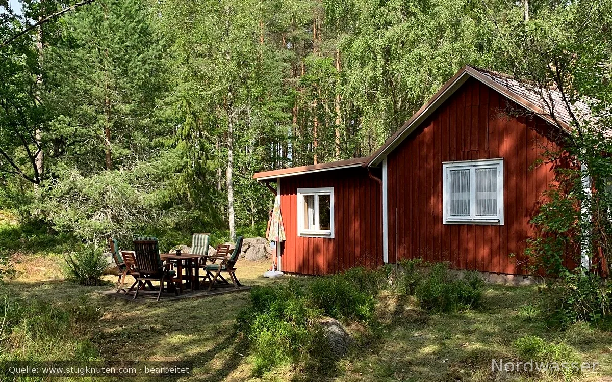 Mysig stuga på skogstomt utanför Häradsbäck